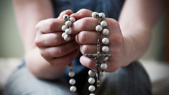 main-prayingtherosary_orig.jpg