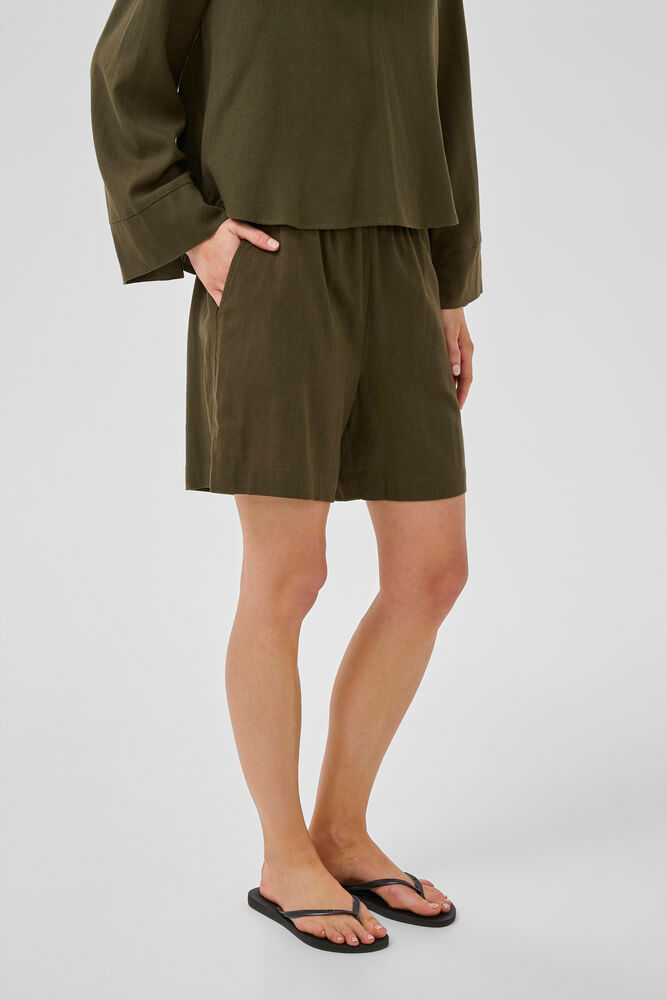 Thumbnail: short My essential wardrobe