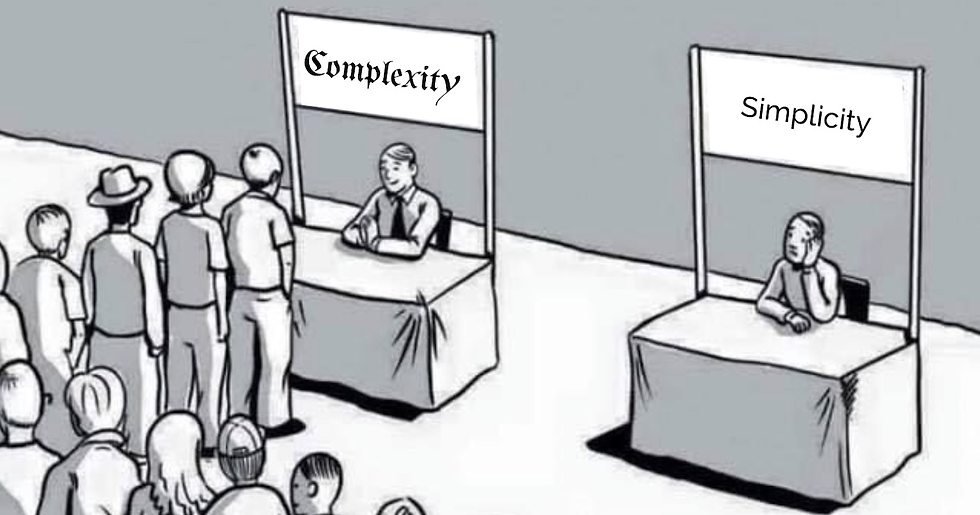 La imagen muestra una cola que termina en un stand con una pancarta que dice «Complejidad». En cambio, hay un segundo stand sin cola junto al otro, pero en lugar de «Complejidad», su pancarta muestra la palabra «simplicidad».