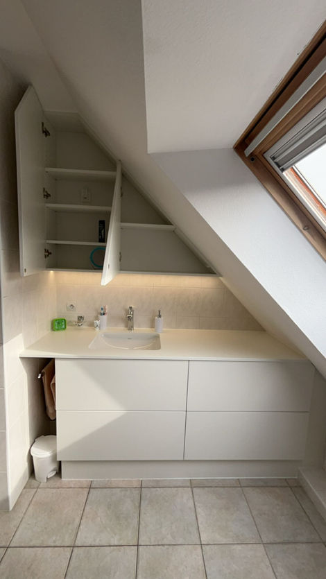 Conception, fabrication et pose de placards sur mesure pour une salle de bain avec ruban Led encastré