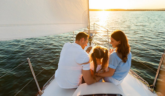 Familia a bordo de un catamarán de Mojito Charter en Ibiza