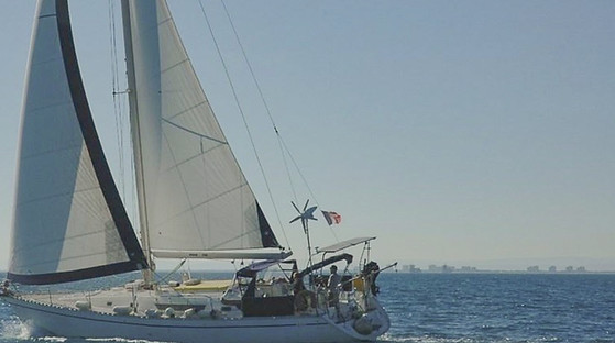 Velero en alquiler en Ibiza navegando hacia Formentera