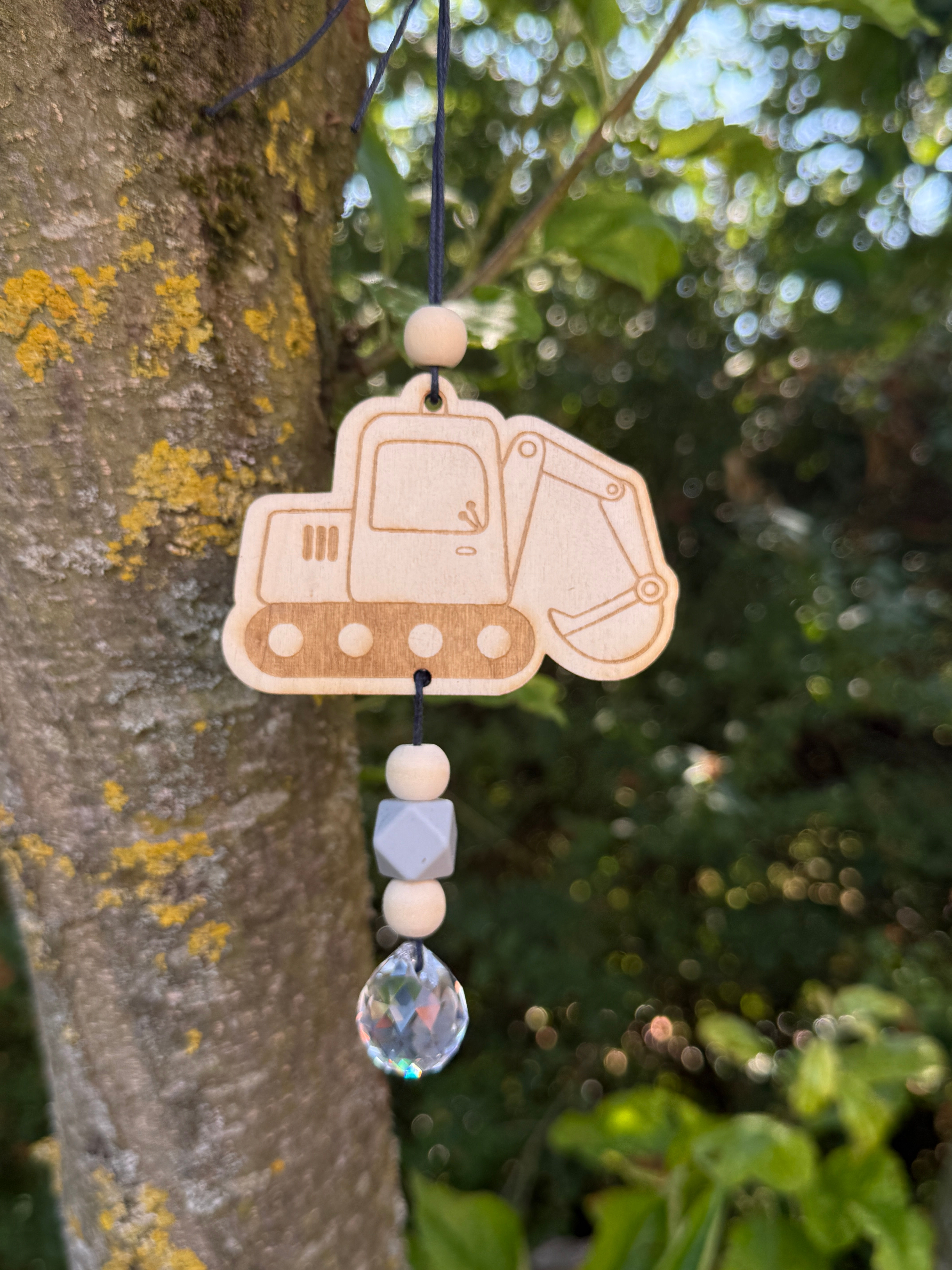 Sonnenfänger "Kleiner Bagger" aus Holz – Mit Kristallkugel