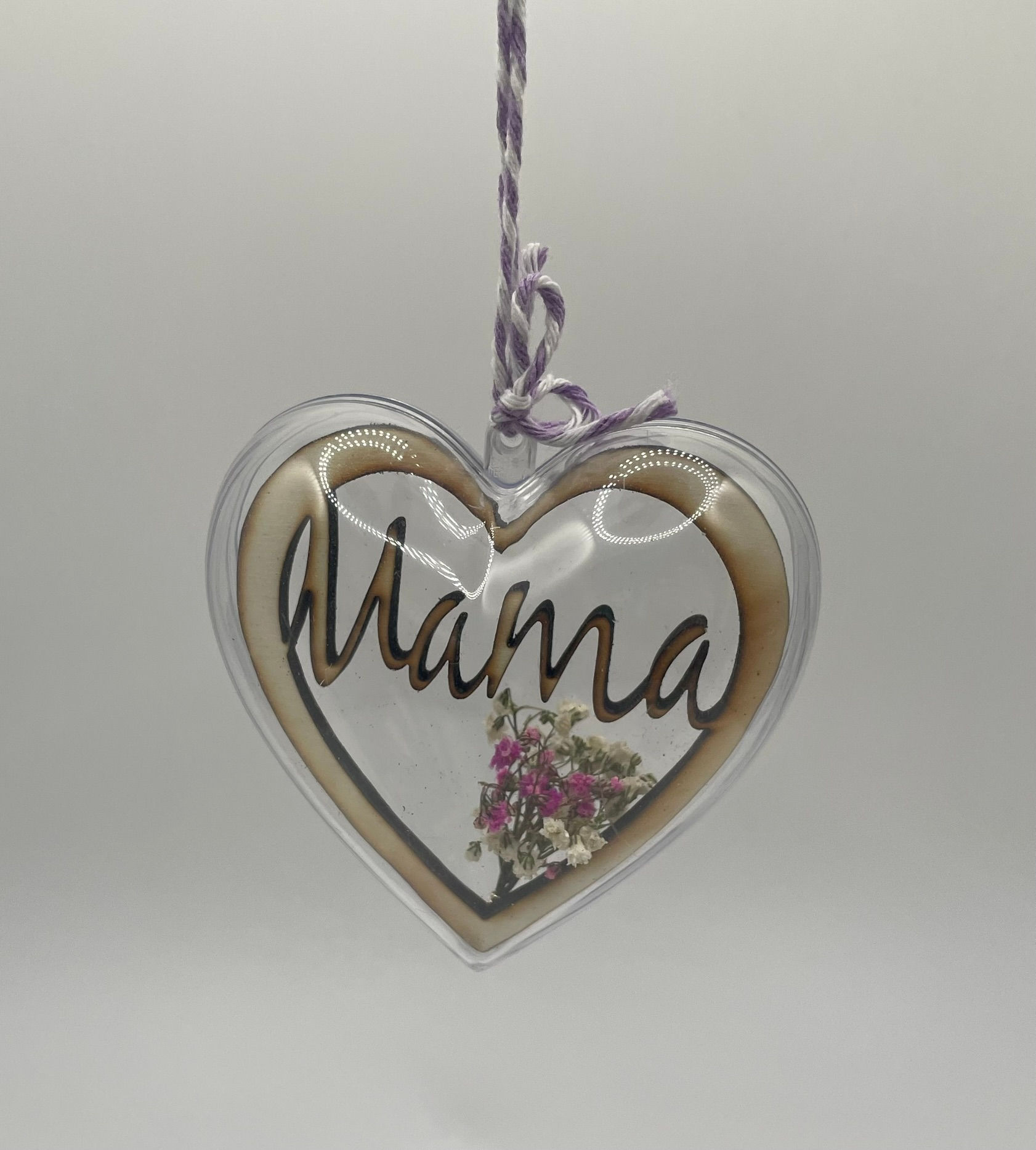 Herz-Anhänger "Mama" – Acrylherz mit Holz & Trockenblumen