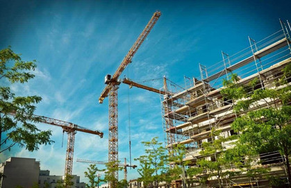 האם איחור במסירת דירה מהווה הפרה יסודית מצד היזם