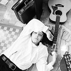 Martha Carpe es una cantautora madrileña de pop-urbano que fusiona rap, hip hop y música de autor con letras profundas