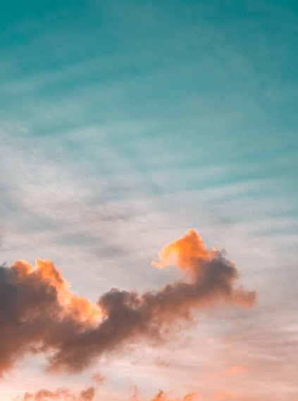 Wolken bei Sonnenuntergang auf einem blauen und orangen Himmel