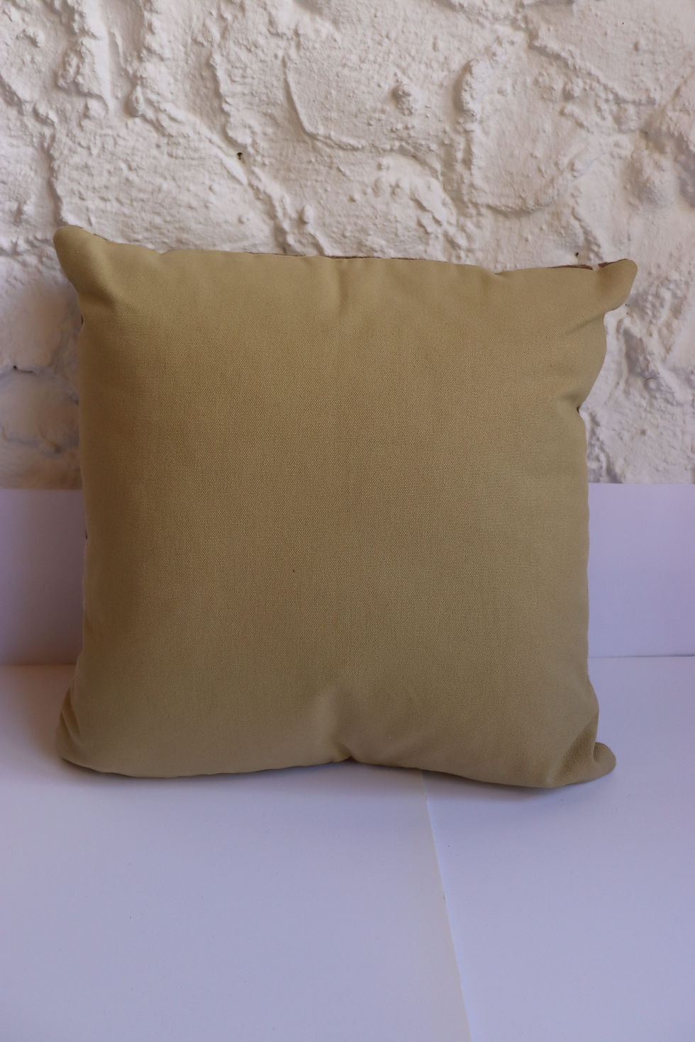 Miniature : Coussin brodé à poids marron Lindell & co