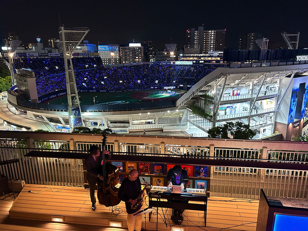 「ハマカゼ(HAMAKAZE)テラス」から横浜スタジアムを臨む