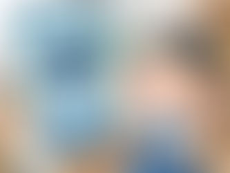 一位小女孩開心地與平板電腦上的 AI 機器人互動學英文，展現 Enrich English 趣味學習理念。