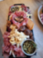 Planche de charcuteries et fromages, chips,biscuits,fruits secs