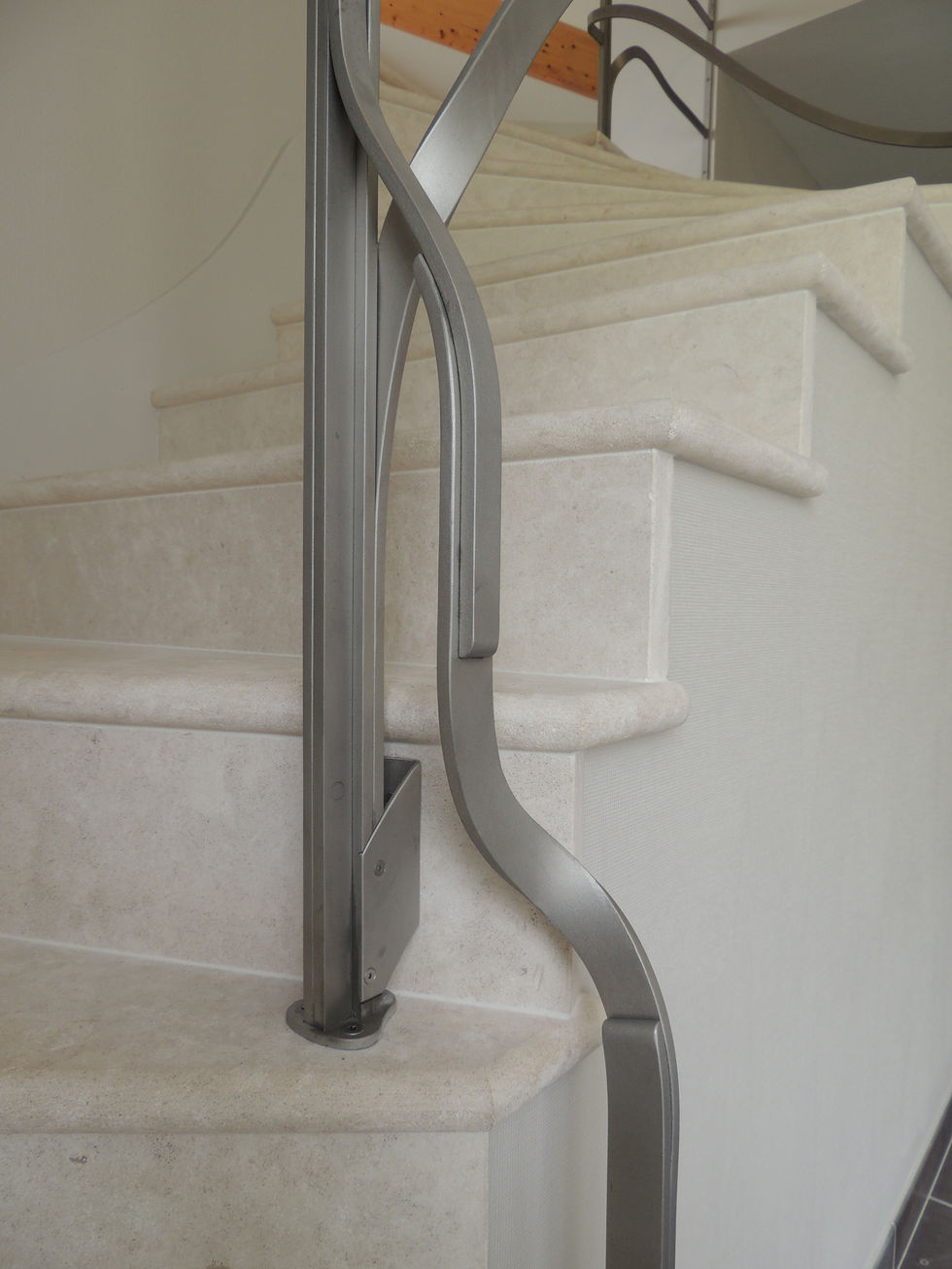 Rampe d'escalier en inox satiné et main courante laiton