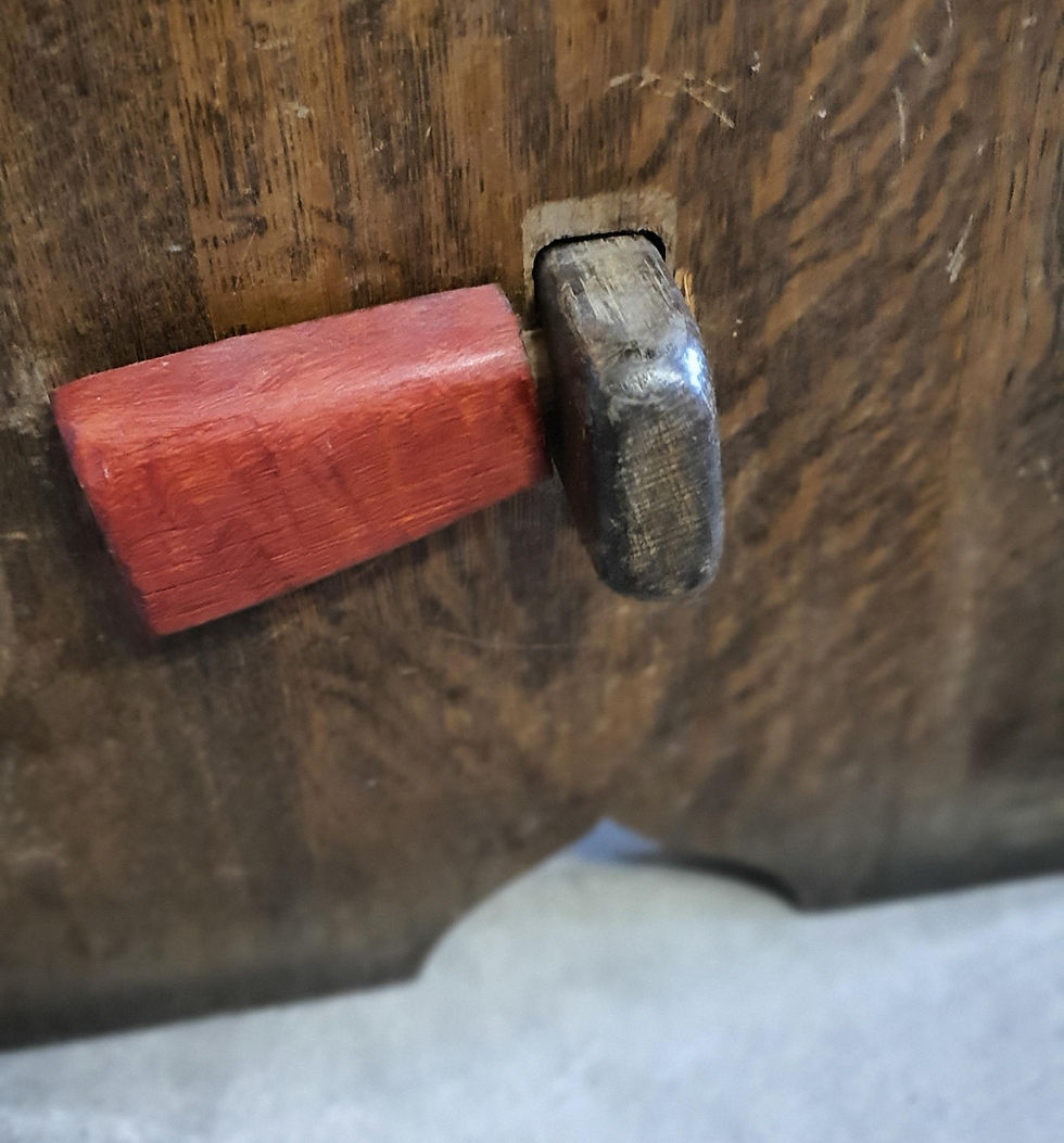 Miniatyrbild: Bockbord.  Ett vackert patinerat bockbord i trä. Använd som matbord eller arbetsyta.