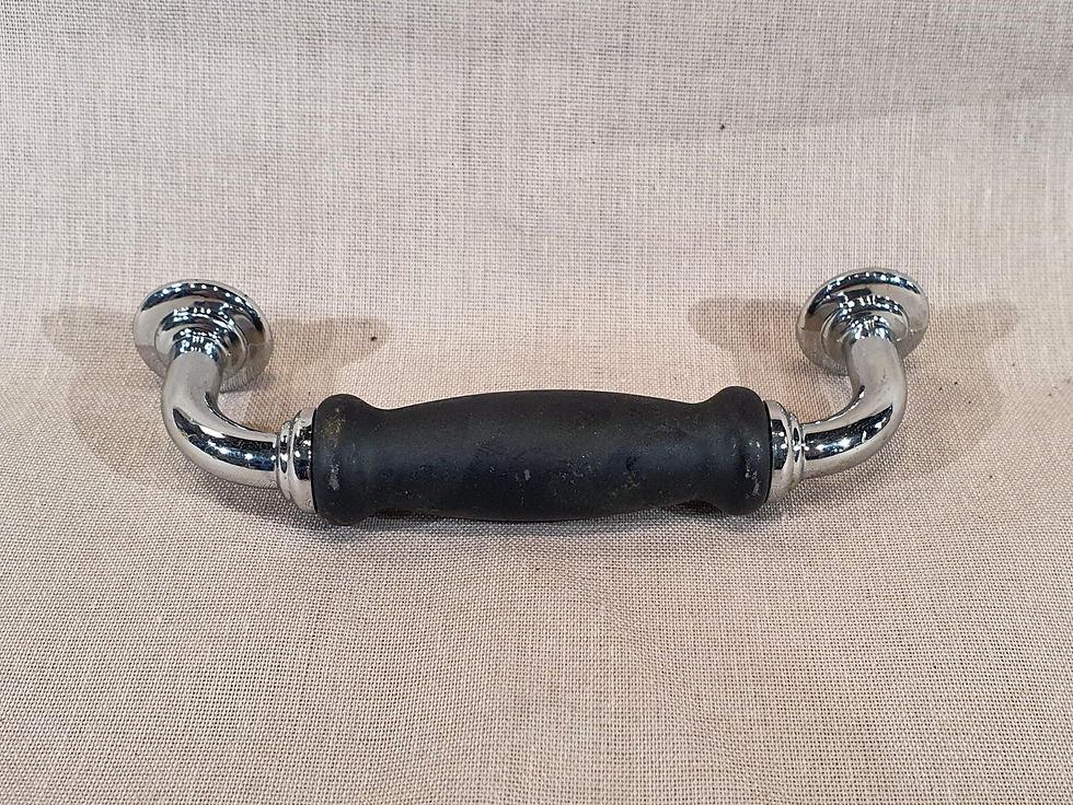 Skåpshandtag  Svart och kromat skåpshandtag med traditionell form