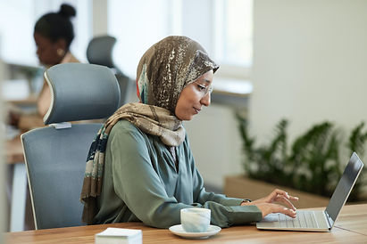 Muslim woman at laptop__Free pexels-edmond-dantès-8549945.jpg