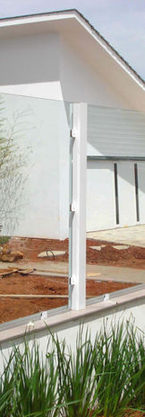 Cerca de vidro com grapa 2.JPG