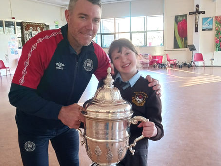 Pat Jennings visits St Clares with FAI Cup trophy