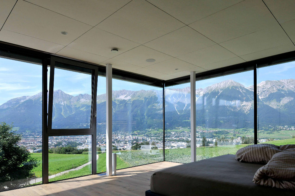 Bester Schlaf mit Blick auf Innsbruck mit einer naturweißen Whisperwool-Akustikdecke.