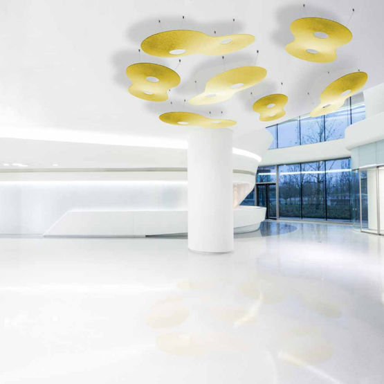 Das Bild zeigt eine helle Lobby mit sonnengelben Akustikpaneelen.