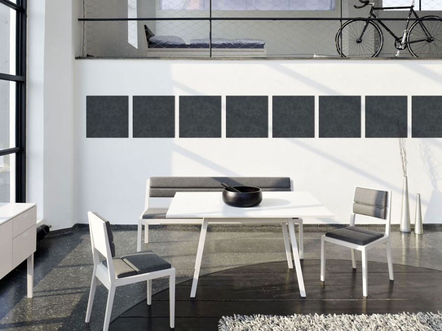 Sonderangebote Text auf Wand, Tisch und Stühlen. Moderne Dekoration im Wohnzimmer.