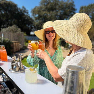 Deux clientes trinquant avec des cocktails création devant un bar mobile lors d’un anniversaire à Toulon