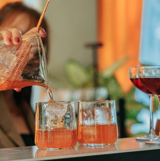 Barmaid préparant des cocktails Old Fashioned et Manhattan sur un bar mobile lors d’un mariage à Aix-en-Provence