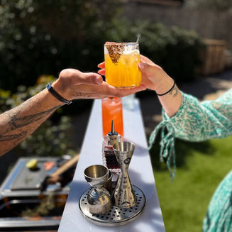 Barman servant un cocktail création à la passion à une cliente lors d’une pool party dans le Var