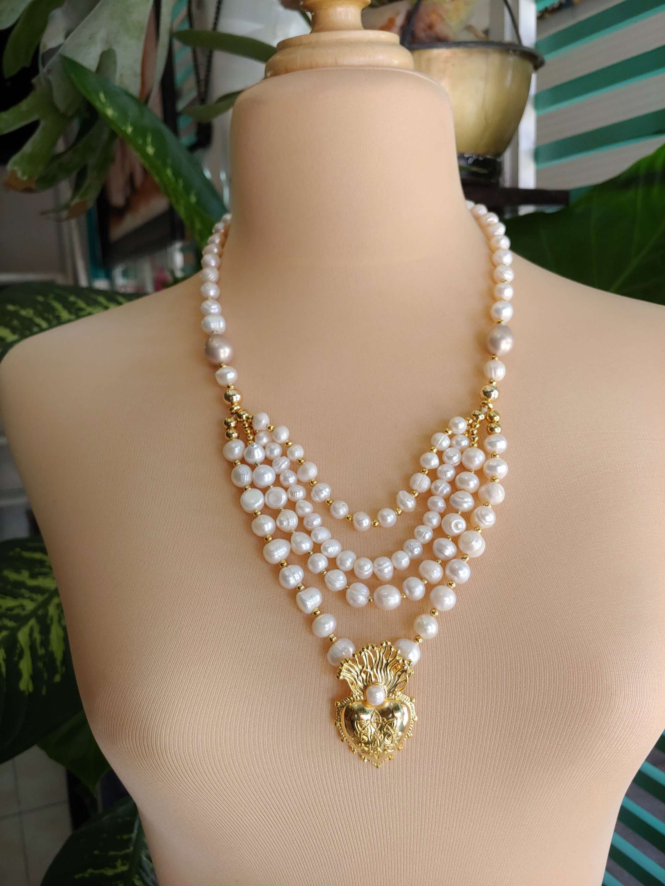 COLLAR VARIAS TIRAS PERLAS CORAZON