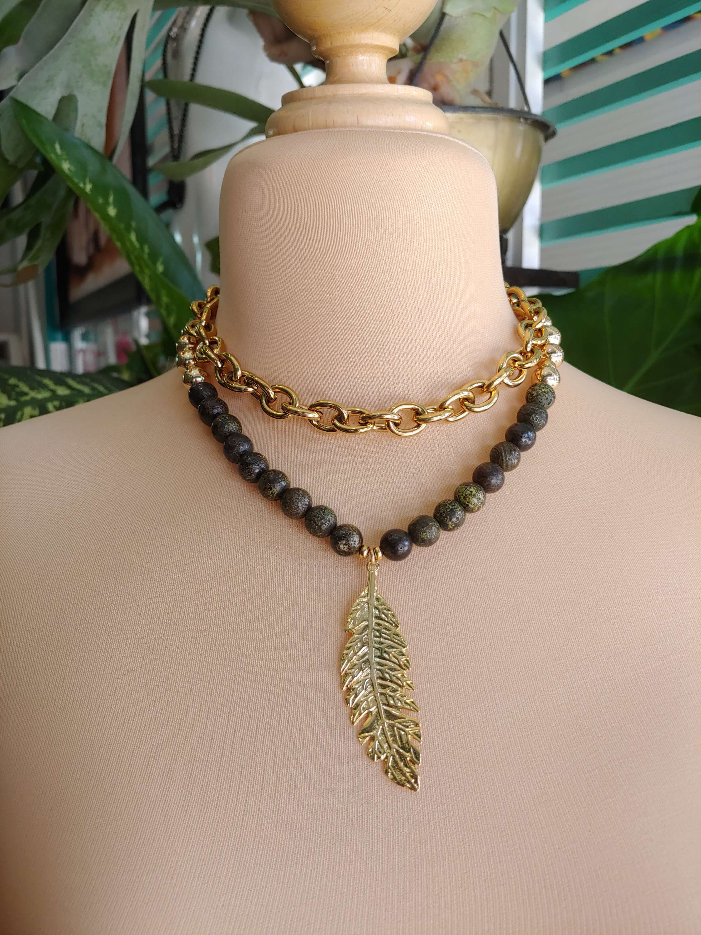 COLLAR  PIEDRA NATURAL 2 HILOS DIJE HOJA 