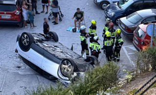 Cinco heridos en un accidente de tráfico en Vélez-Málaga tras caer uno de los vehículos por un barranco