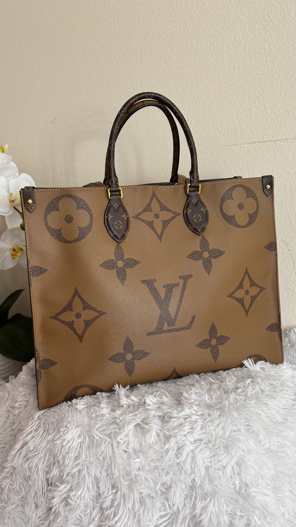 Thumbnail: Louis Vuitton Monogram Giant Reverse Canvas Onthego GM Tote Bag