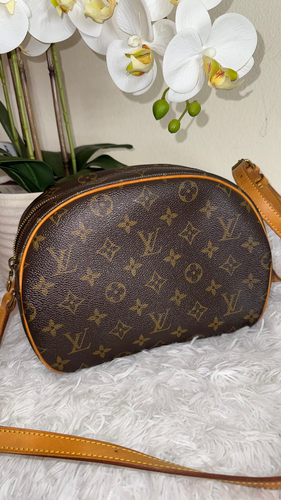 Thumbnail: Louis Vuitton Monogram Boils Shoulder Bag
