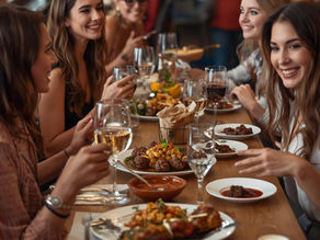 Mulheres comendo em um restaurante