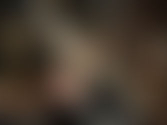 Luva preta segura mecha de cabelo sob luz, com moléculas químicas ilustradas ao fundo. Frascos e ambiente em tons dourados e pretos.