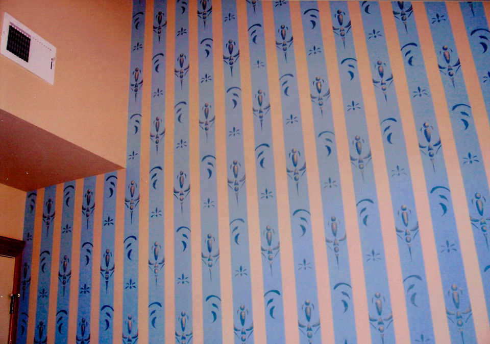 Wallpaper painted by hand with custom decorative pattern