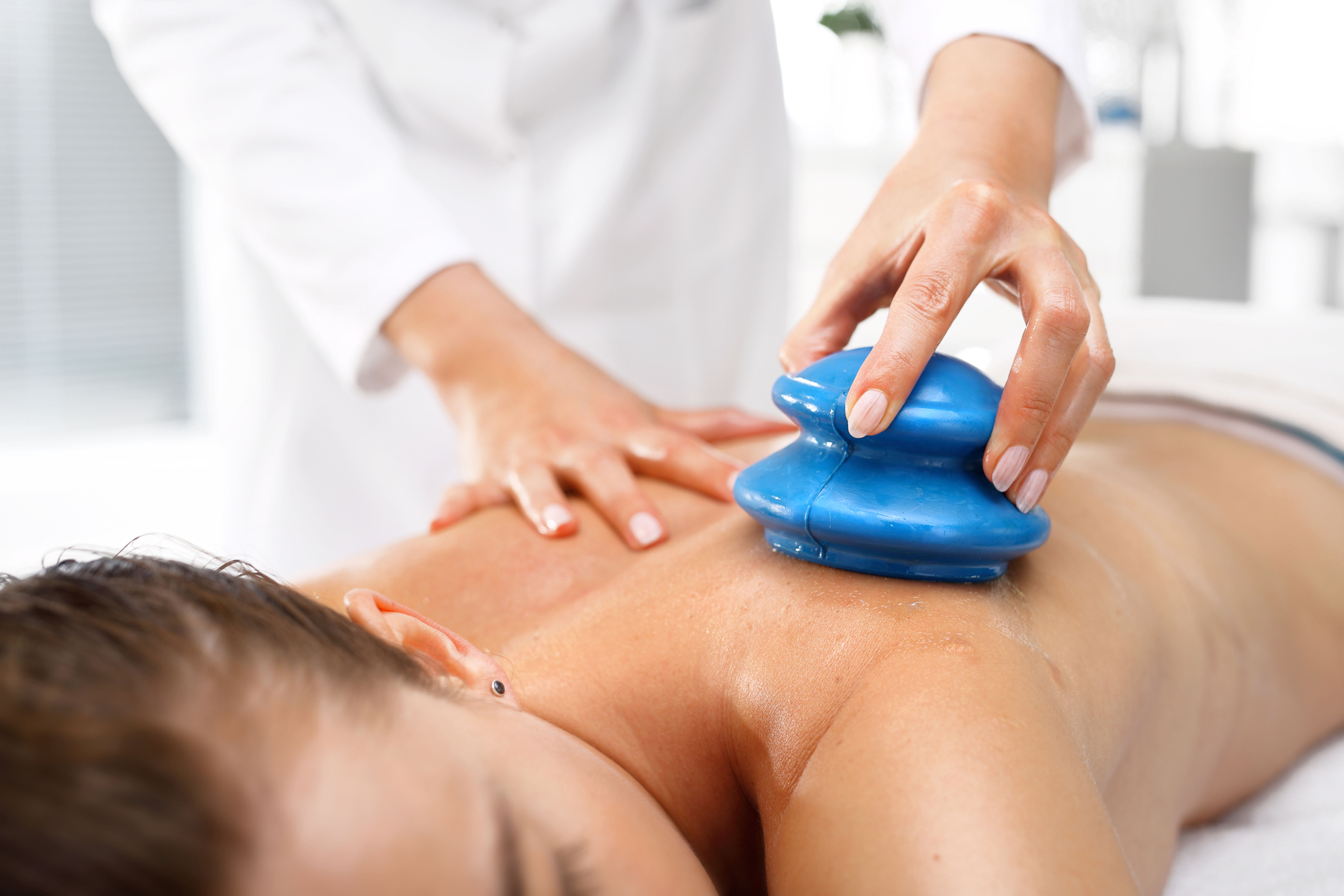 Die Körper Schröpfmassage in Zürich Hottingen ist eine traditionelle und zugleich sehr wirkungsvolle Methode zur tiefen Aktivierung des Gewebes. Sie unterstützt die Durchblutung, löst Verspannungen und fördert die natürliche Entgiftung des Körpers.