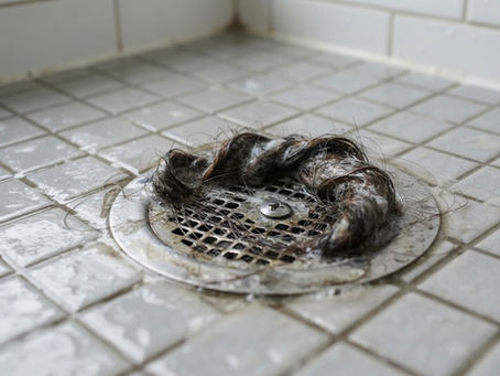 Cómo evitar que el cabello obstruya la coladera de la regadera