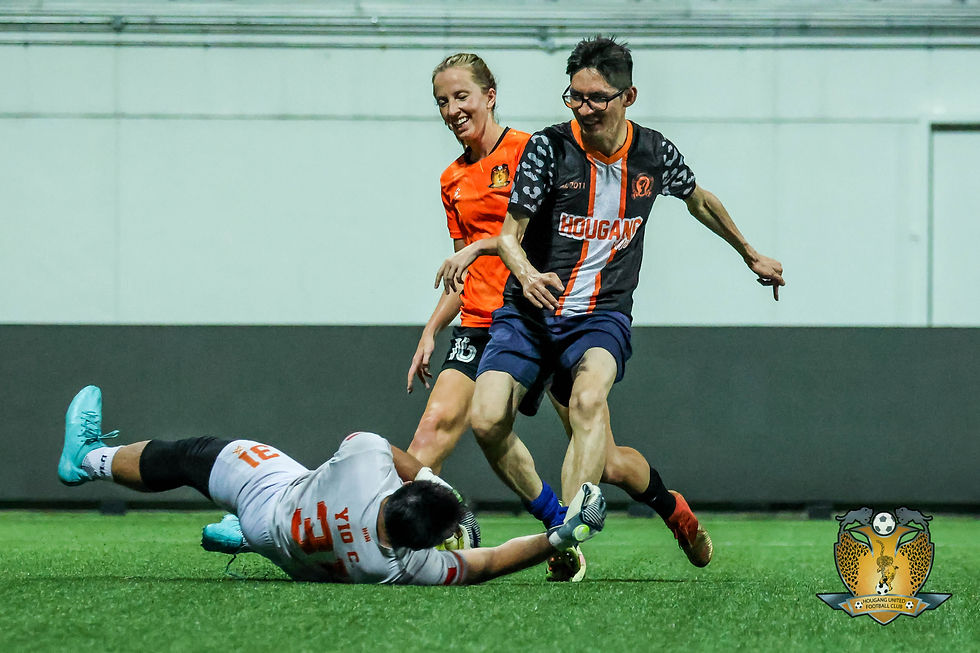 Sydney Hector tussles with the fans to get a shot on goal. šø Haiqal Tahir HGFC