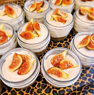 Une table de buffet élégante lors d'un séminaire d’entreprise.