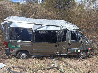 Acidente entre van e carro de luxo na BR-428 deixa uma mulher morta e sete feridos em Santa Maria da Boa Vista