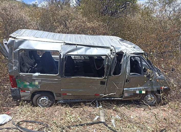 Tristeza em Santa Maria da Boa Vista: um grave acidente na BR-428 deixou uma mulher morta e sete feridos. O carro envolvido era conduzido pelo cantor Lenno, da banda Desejo de Menina. A vítima fatal, Thiara Freire, tinha 33 anos.