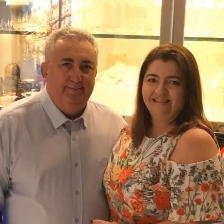 Professor Ruy Wanderley ao lado da esposa Eva Sá e dos filhos: trajetória marcada pela fé, pela família e pelo compromisso social em Petrolina.