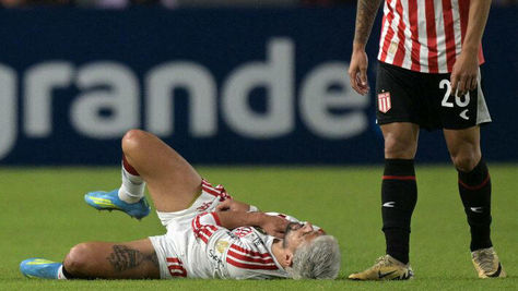 Arrascaeta fratura clavícula contra o Estudiantes e se torna baixa no Flamengo às vésperas da Copa do Mundo