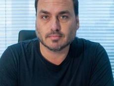 🔴 Carlos Bolsonaro cobra apoio da direita contra possível apreensão do passaporte de Eduardo Bolsonaro