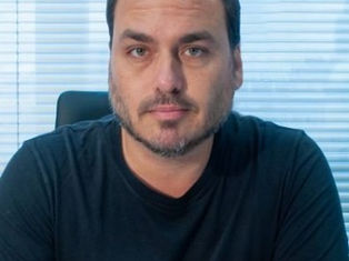 🔴 Carlos Bolsonaro cobra apoio da direita contra possível apreensão do passaporte de Eduardo Bolsonaro