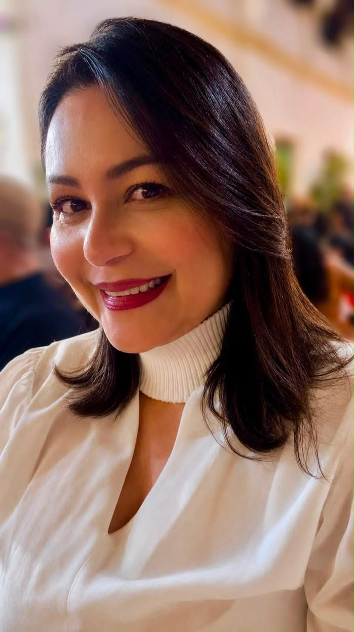Andréa Santana une música, literatura e educação em trajetória marcada pela valorização da cultura nordestina