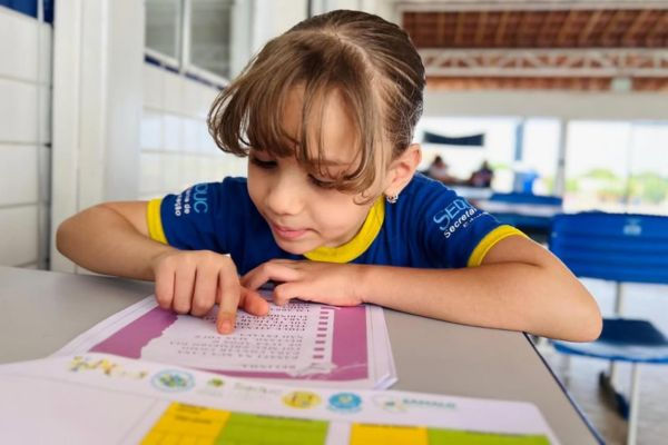 Pais e responsáveis devem comparecer às escolas da rede municipal para garantir a renovação da matrícula dos estudantes para o ano letivo de 2026.