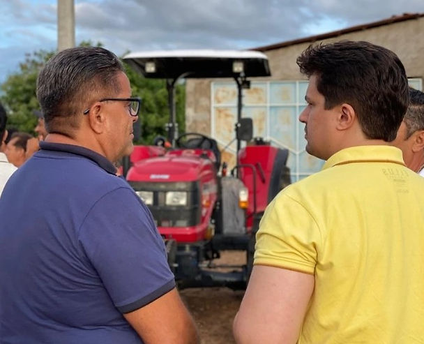 Entrega de trator no Sítio Pocinho marca nova fase para a agricultura local! Conquista veio por emenda do deputado Lucas Ramos com articulação do vereador Josafá Pereira.