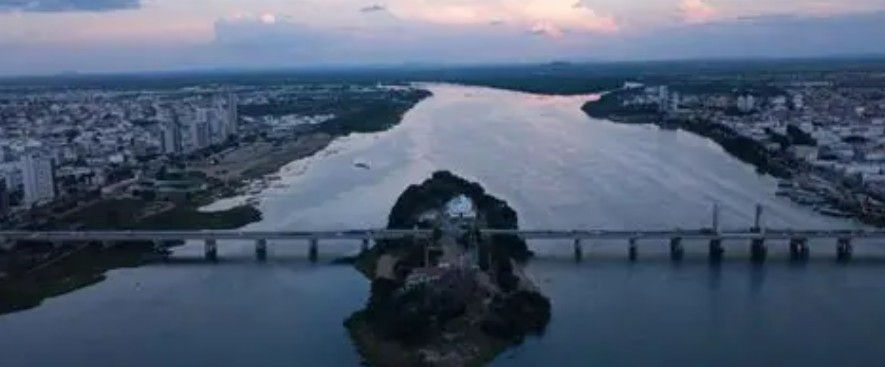 Ponte Presidente Dutra conecta Juazeiro e Petrolina: realidades distintas separadas por um rio.