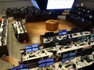 Ibovespa fecha em queda e dólar volta a superar R$ 5 com pressão do cenário externo e incertezas políticas